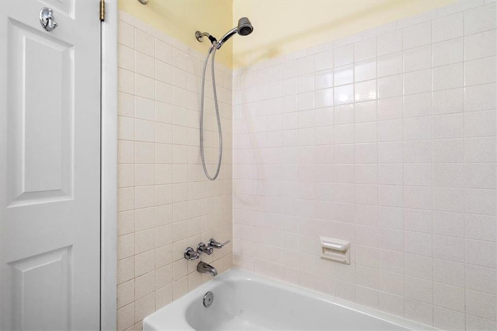 555 Sloop Road, Unit 24 Pittsburgh, PA 15237 - Photo 16 of 34 a bathroom with a bathtub