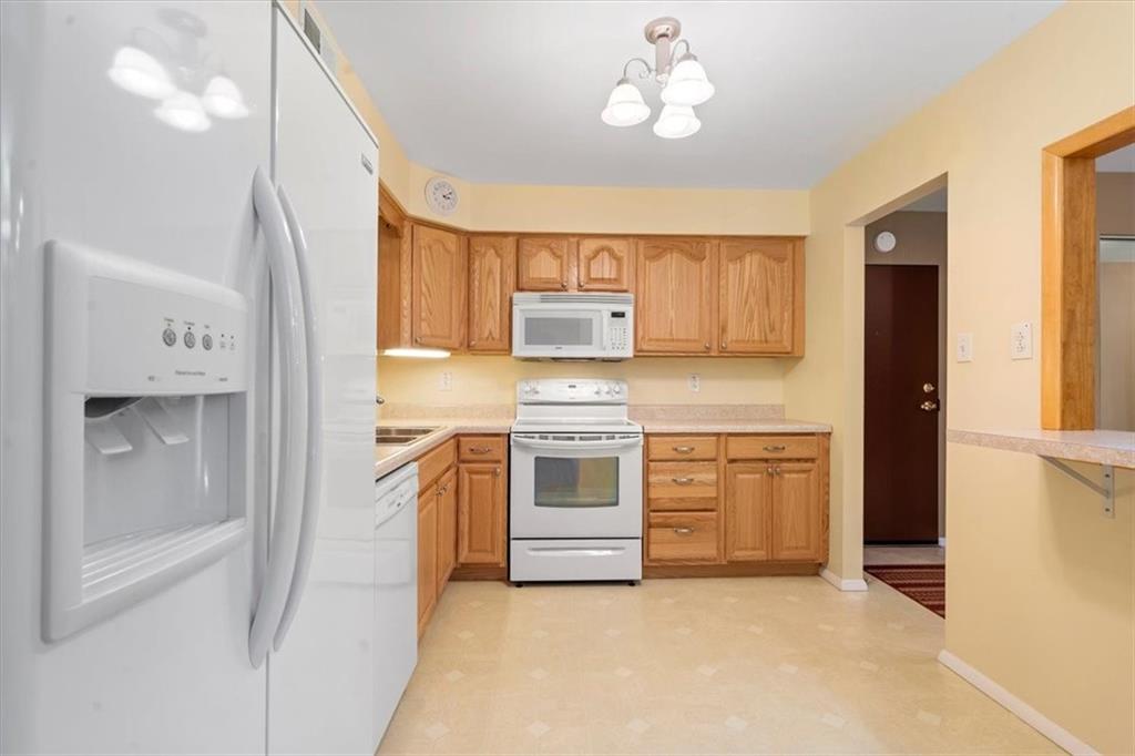 555 Sloop Road, Unit 24 Pittsburgh, PA 15237 - Photo 25 of 34 a kitchen with a stove oven and a refrigerator