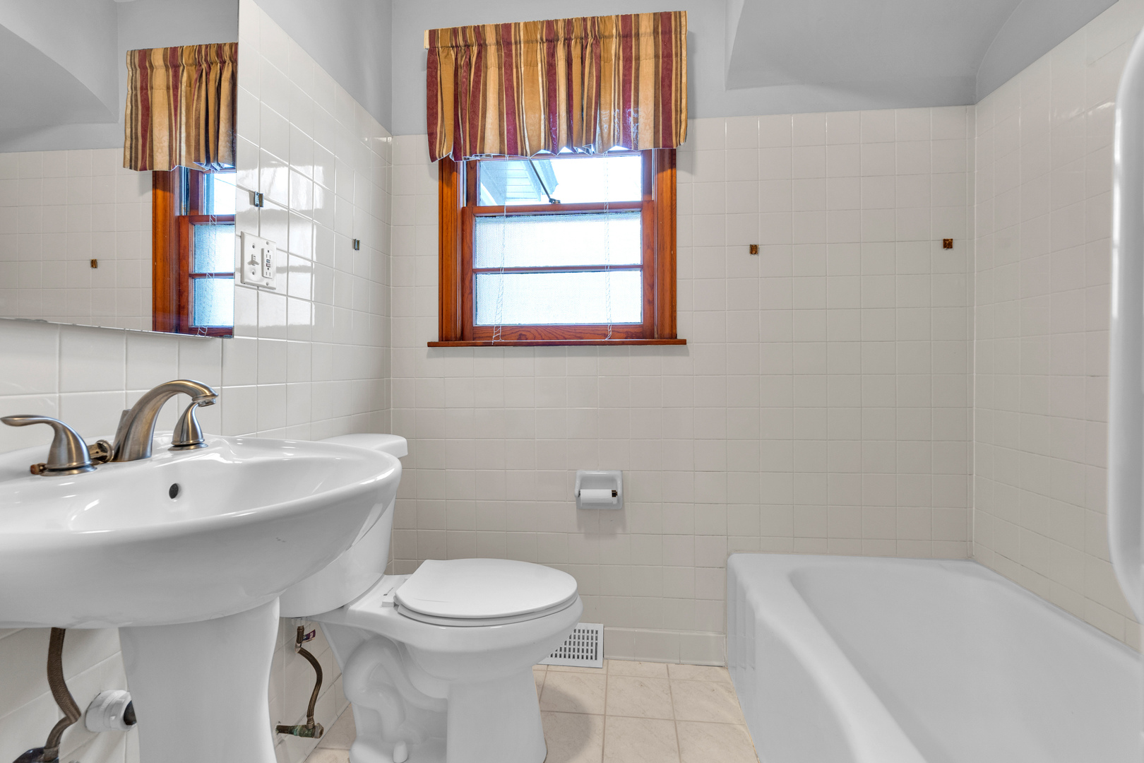1760 East 158th Street Dolton, IL 60419 - Photo 11 of 22 a bathroom with a sink a toilet and tub