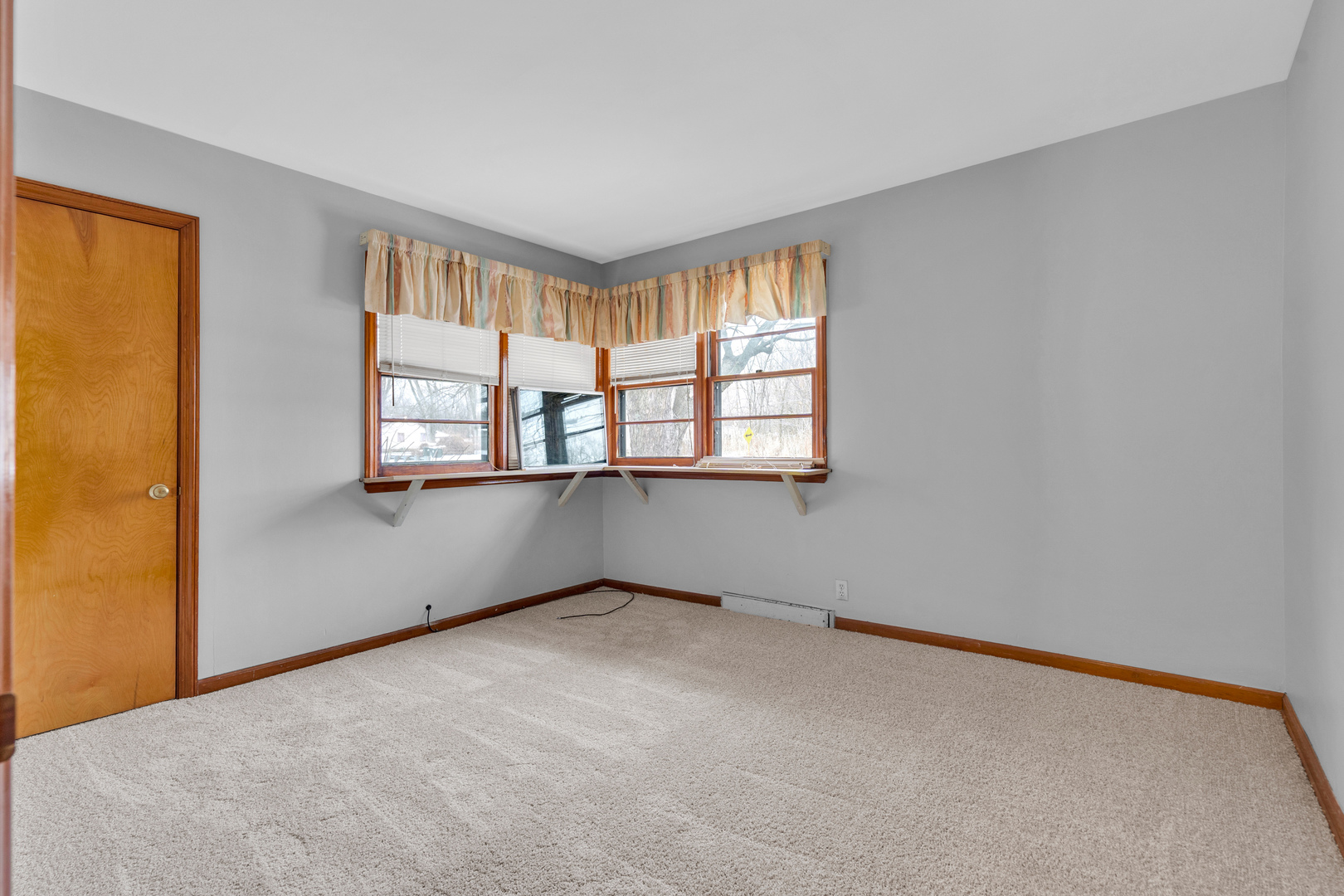 1760 East 158th Street Dolton, IL 60419 - Photo 14 of 22 a view of an empty room with a window