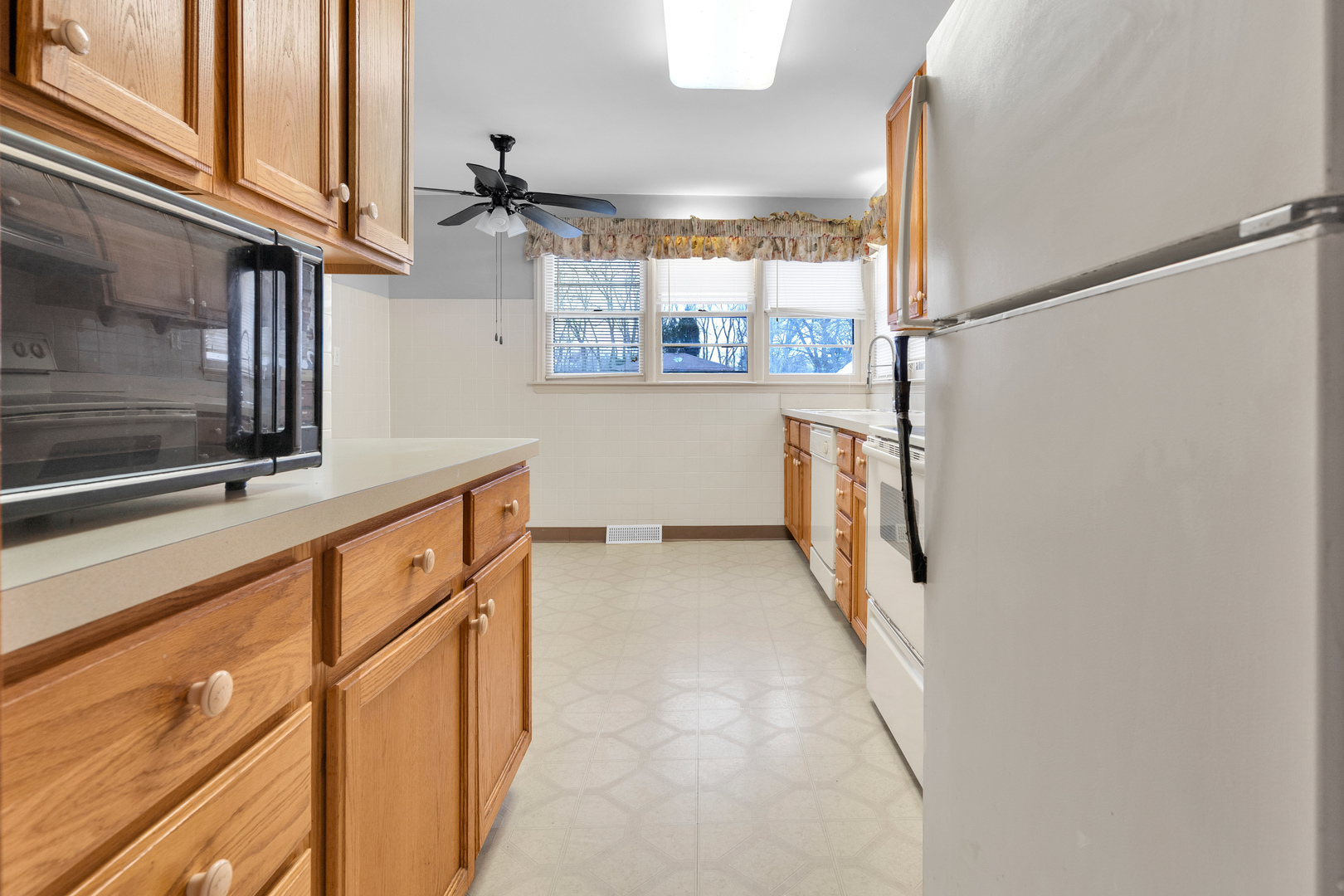 1760 East 158th Street Dolton, IL 60419 - Photo 4 of 22 a kitchen with stainless steel appliances granite countertop a refrigerator and a sink