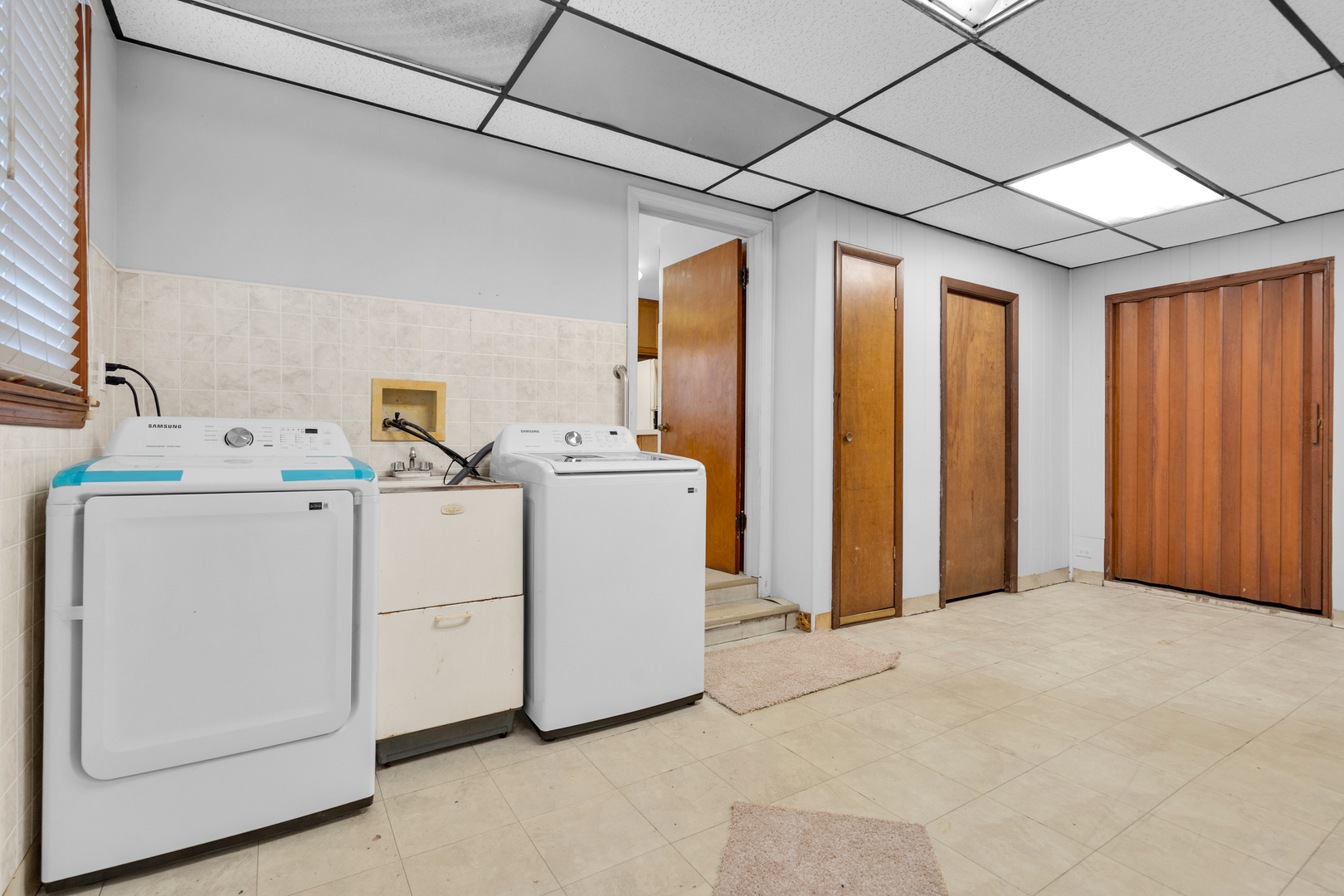 1760 East 158th Street Dolton, IL 60419 - Photo 8 of 22 a utility room with dryer and washer