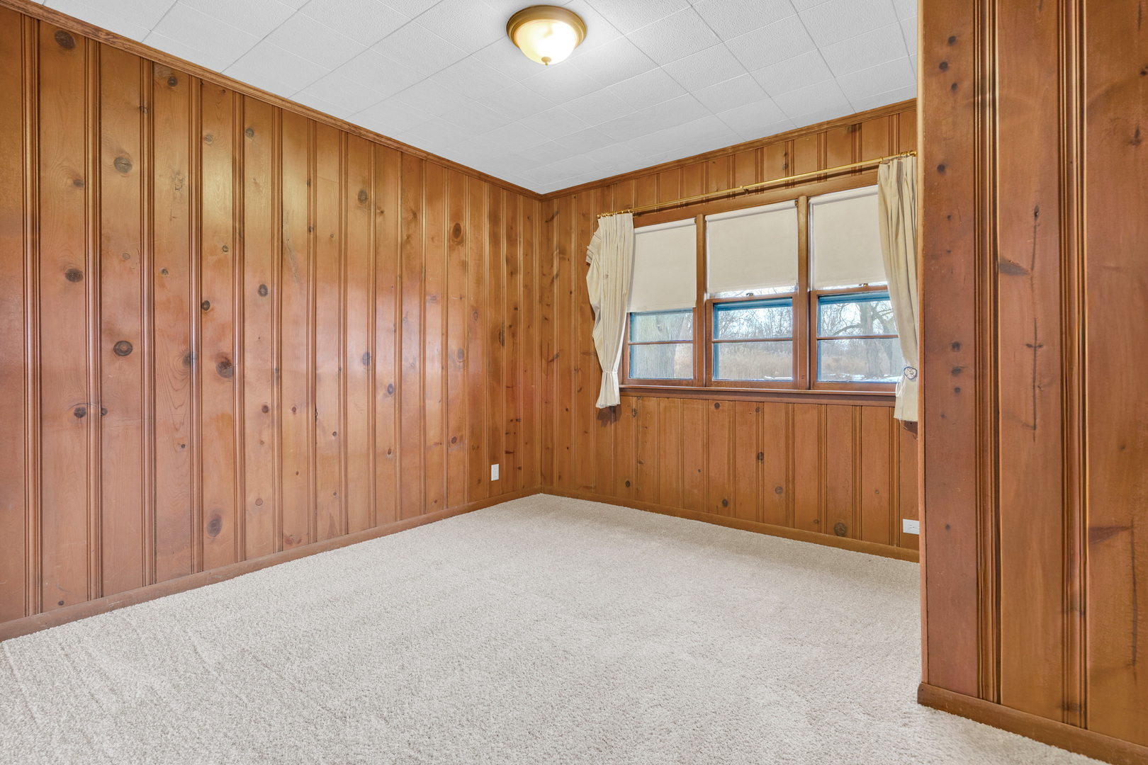 1760 East 158th Street Dolton, IL 60419 - Photo 10 of 22 an empty room with windows