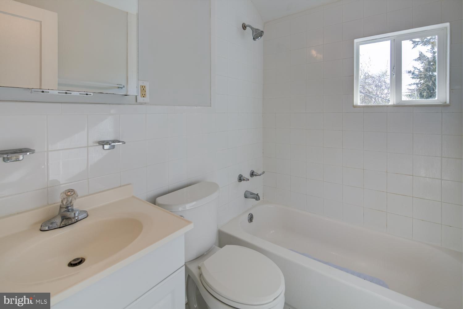 36 Thompson Circle Newark, DE 19711 - Photo 15 of 22 a bathroom with a sink a toilet and bathtub