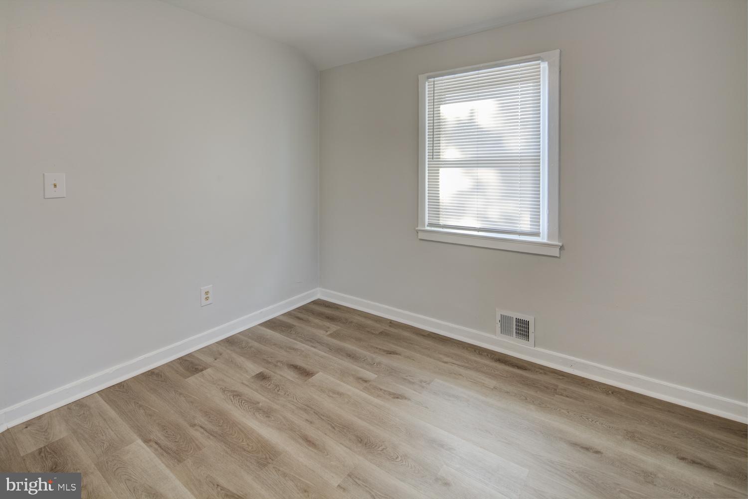 36 Thompson Circle Newark, DE 19711 - Photo 6 of 22 an empty room with a window