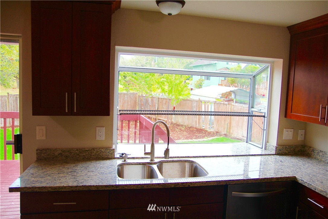 2016 Shattuck Avenue South Renton, WA 98055 - Photo 7 of 24