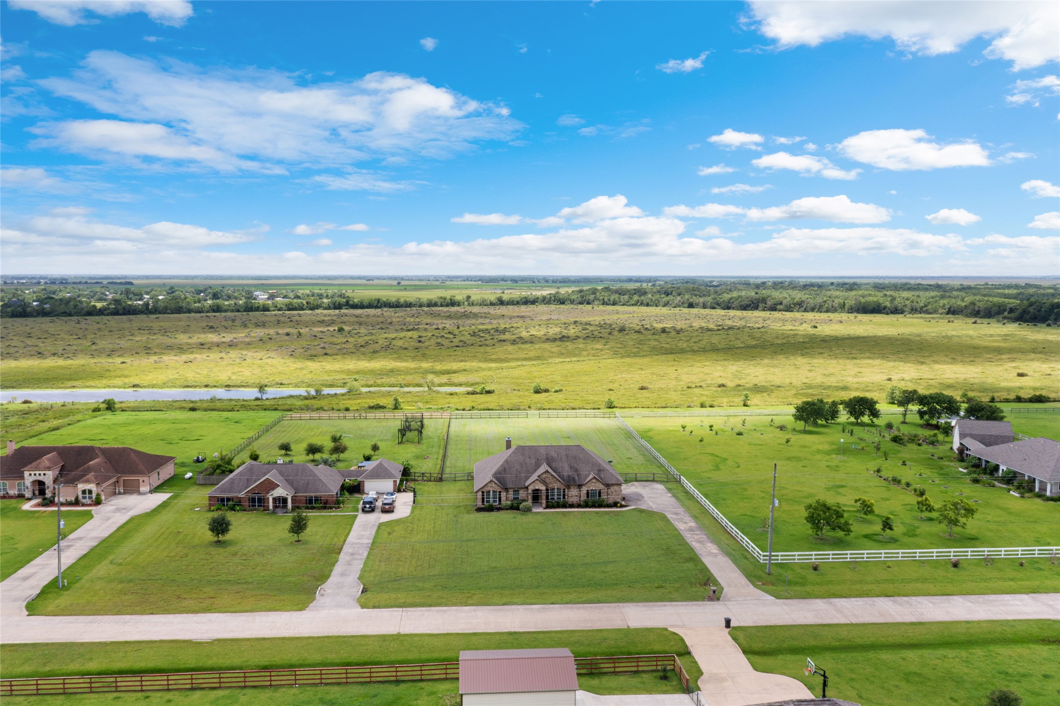 7842 Pebble Hill Lane Rosharon, TX 77583 - Photo 4 of 33 a view of an outdoor space and seating area