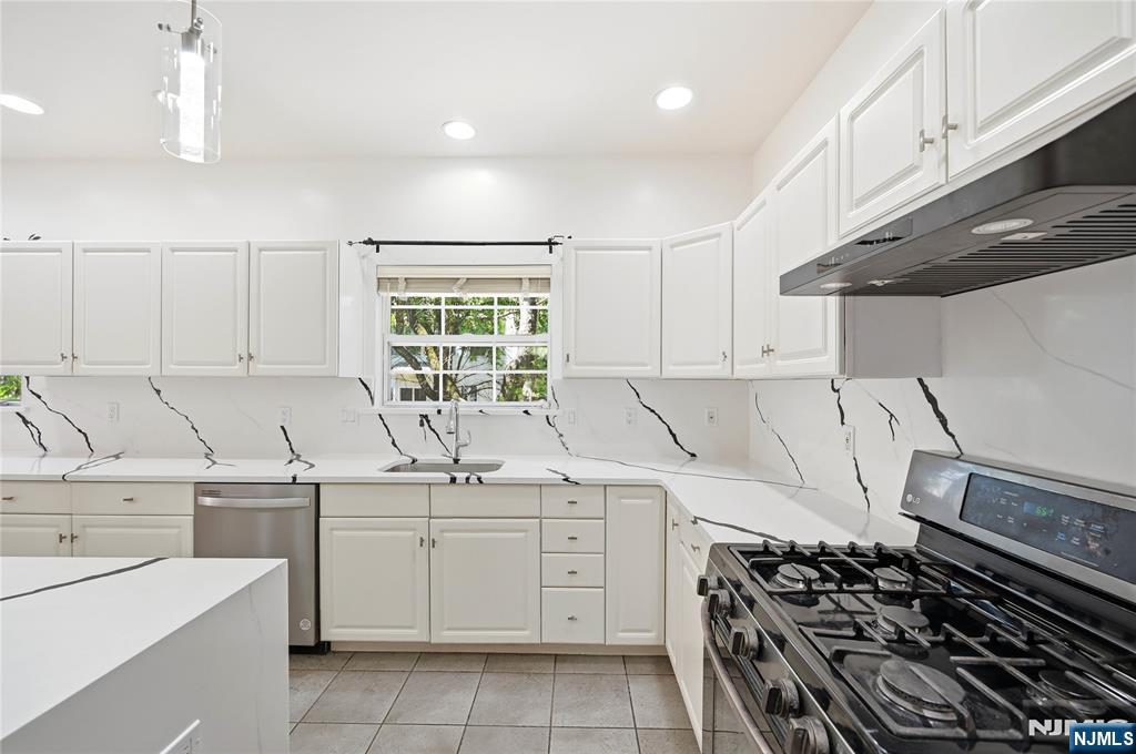 19 Colmart Way Bridgewater, NJ 08807 - Photo 11 of 44