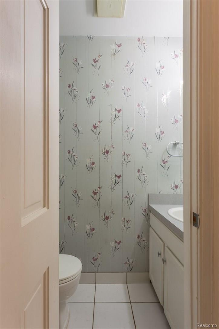 1375 West Fairview Lane Rochester, MI 48306 - Photo 12 of 30 Fairview W._1375-Entry-half bath-25