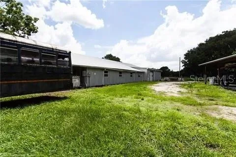 a view of a house with backyard and garden