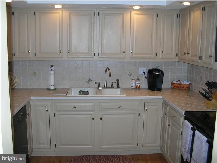 15 Hemlock Road Levittown, PA 19056 - Photo 2 of 22 Kitchen
