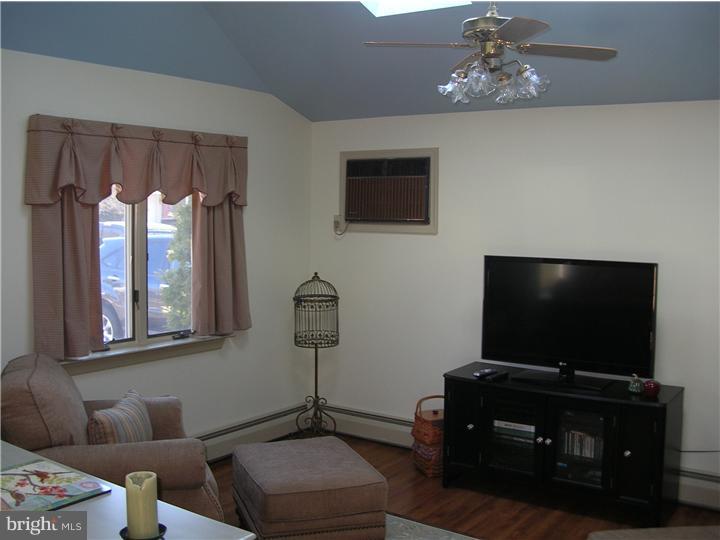 15 Hemlock Road Levittown, PA 19056 - Photo 11 of 22 Den