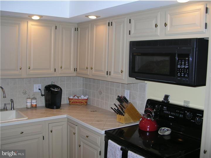 15 Hemlock Road Levittown, PA 19056 - Photo 4 of 22 Kitchen