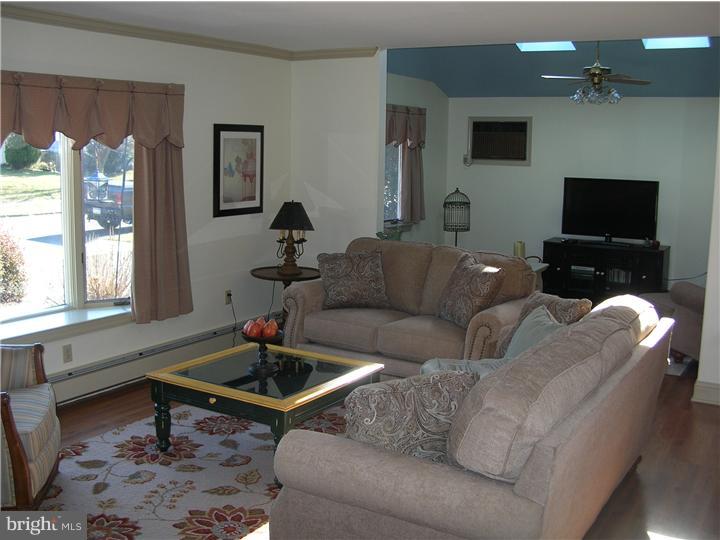 15 Hemlock Road Levittown, PA 19056 - Photo 10 of 22 Living Room