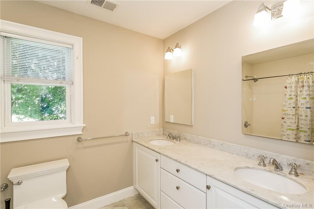20 Walker Avenue Rye, NY 10580 - Photo 21 of 26 Family Bathroom