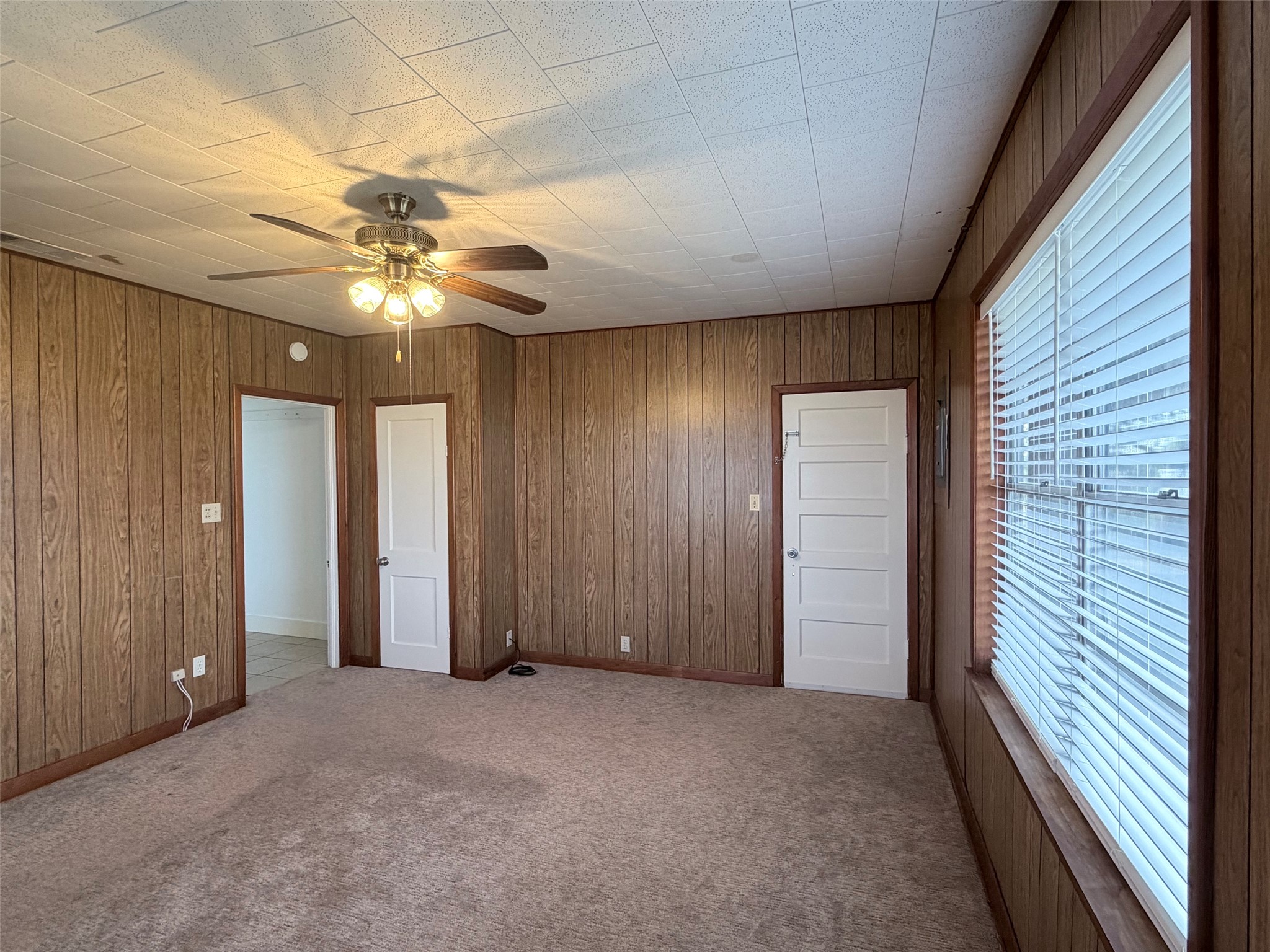 500 Greasy Bend Road Smithville, TX 78957 - Photo 15 of 21 an empty room with chandelier fan and windows