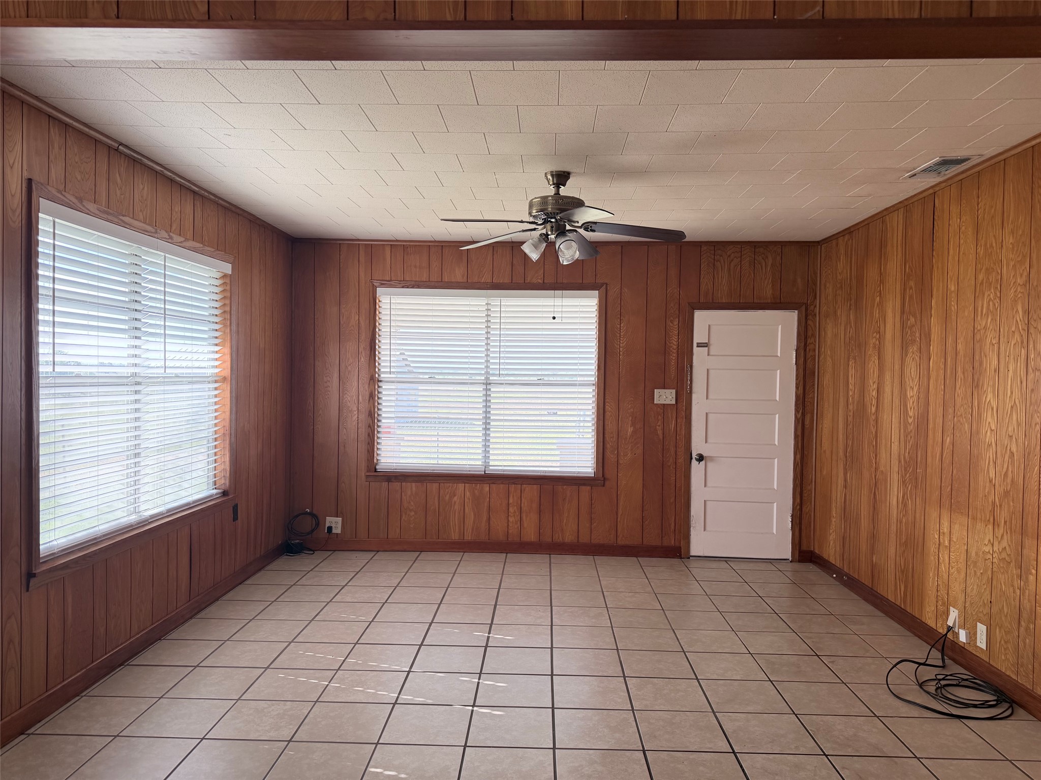 500 Greasy Bend Road Smithville, TX 78957 - Photo 3 of 21 an empty room with windows and closet