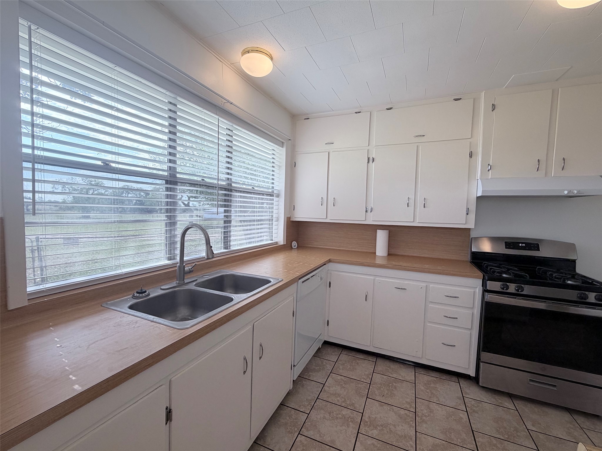 500 Greasy Bend Road Smithville, TX 78957 - Photo 7 of 21 a kitchen that has a sink and cabinets