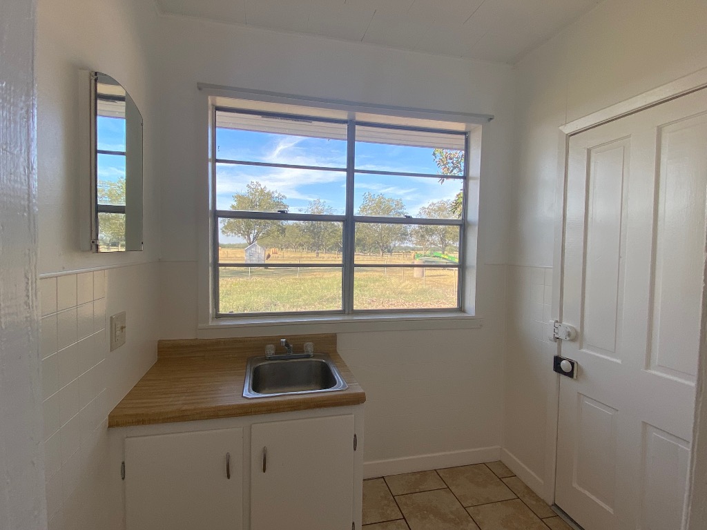 500 Greasy Bend Road Smithville, TX 78957 - Photo 8 of 18 a bathroom with a sink and a window