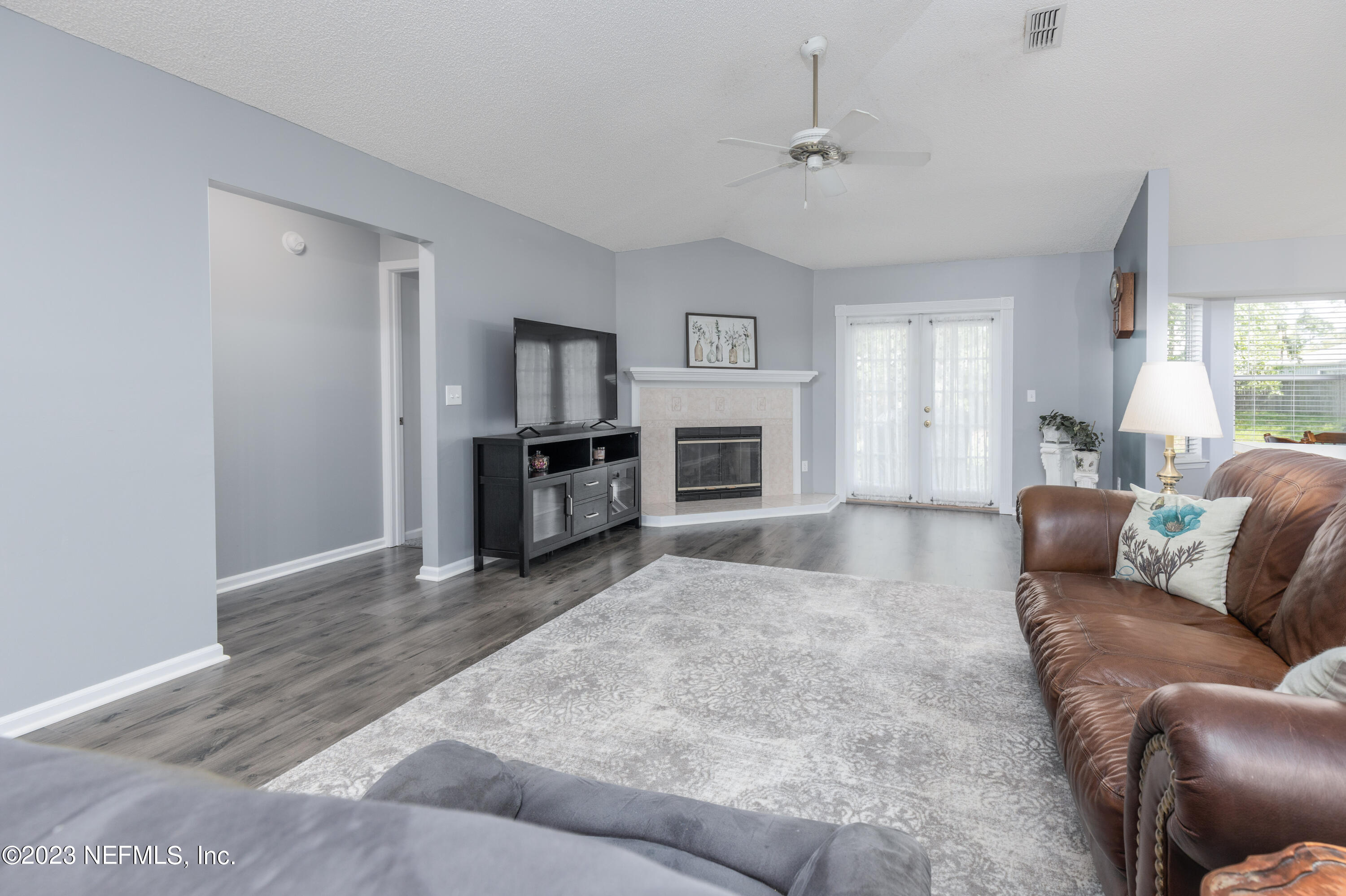9698 Pritmore Road East Jacksonville, FL 32257 - Photo 4 of 28 a living room with furniture and a flat screen tv