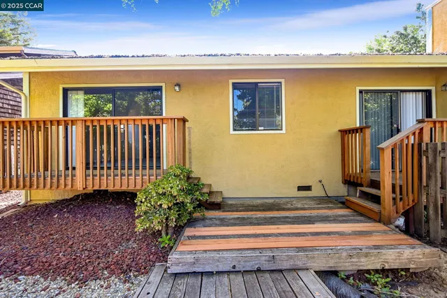 a view of a backyard with pathway