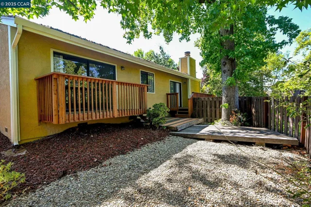 a view of a house with backyard and plants