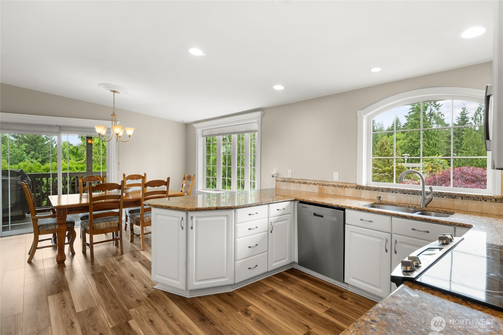 10 Jeffery Place Longview, WA 98632 - Photo 4 of 40 a kitchen with lots of counter top space and dining table