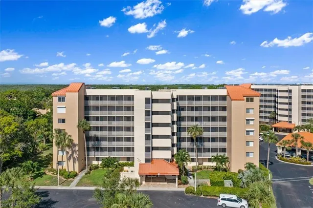 a view of building with a yard