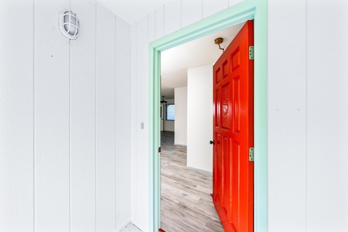 88-2259 Milolii Road Captain Cook, HI 96704 - Photo 5 of 30 a view of a hallway with wooden floor and entryway