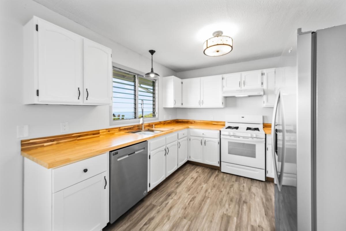 88-2259 Milolii Road Captain Cook, HI 96704 - Photo 8 of 30 a kitchen with cabinets oven and a sink