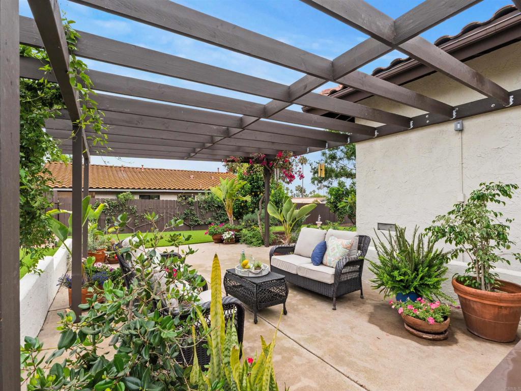 13737 Temple Street Poway, CA 92064 - Photo 34 of 38 a living room filled with furniture and a potted plant