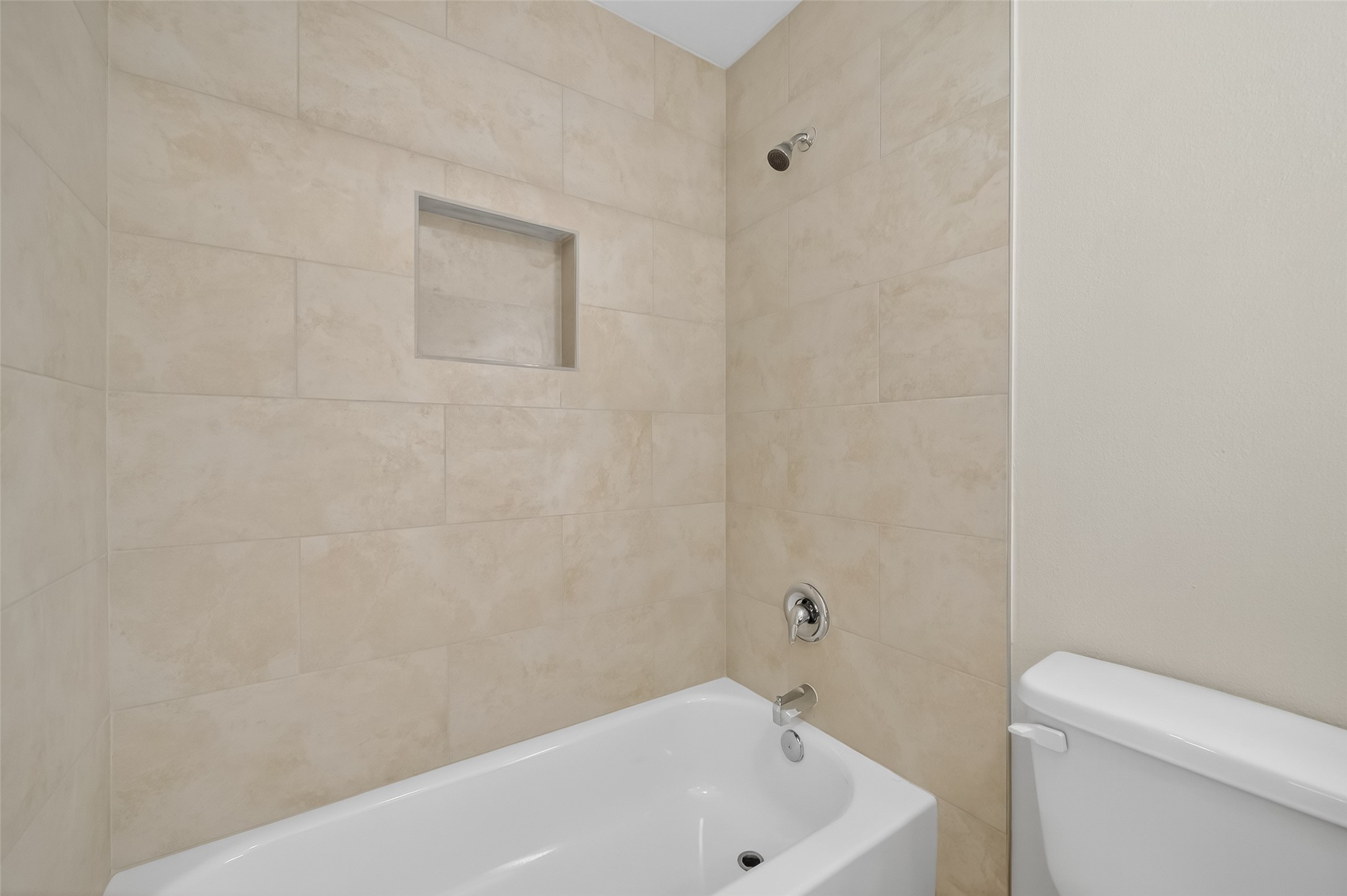 889 Chas Lane Houston, TX 77091 - Photo 27 of 32 a bathroom with a white bath tub and a toilet