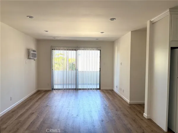 $1,950 | 18657 Collins Street, Unit 20, Tarzana, CA 91356