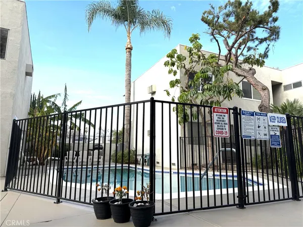 $1,950 | 18657 Collins Street, Unit 20, Tarzana, CA 91356