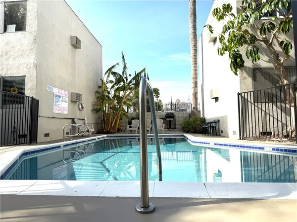 $1,950 | 18657 Collins Street, Unit 20, Tarzana, CA 91356