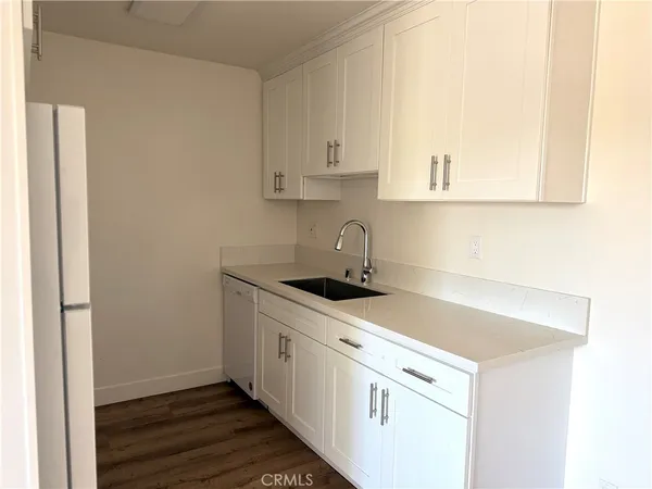 $1,950 | 18657 Collins Street, Unit 20, Tarzana, CA 91356