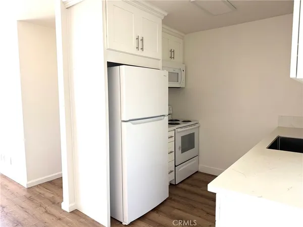 $1,950 | 18657 Collins Street, Unit 20, Tarzana, CA 91356