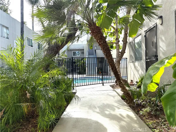 $1,950 | 18657 Collins Street, Unit 20, Tarzana, CA 91356