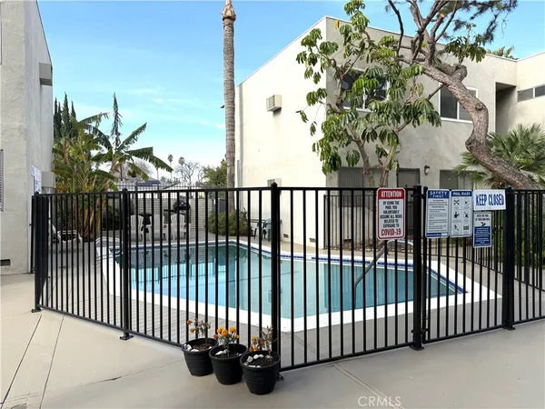 $1,950 | 18657 Collins Street, Unit 20, Tarzana, CA 91356