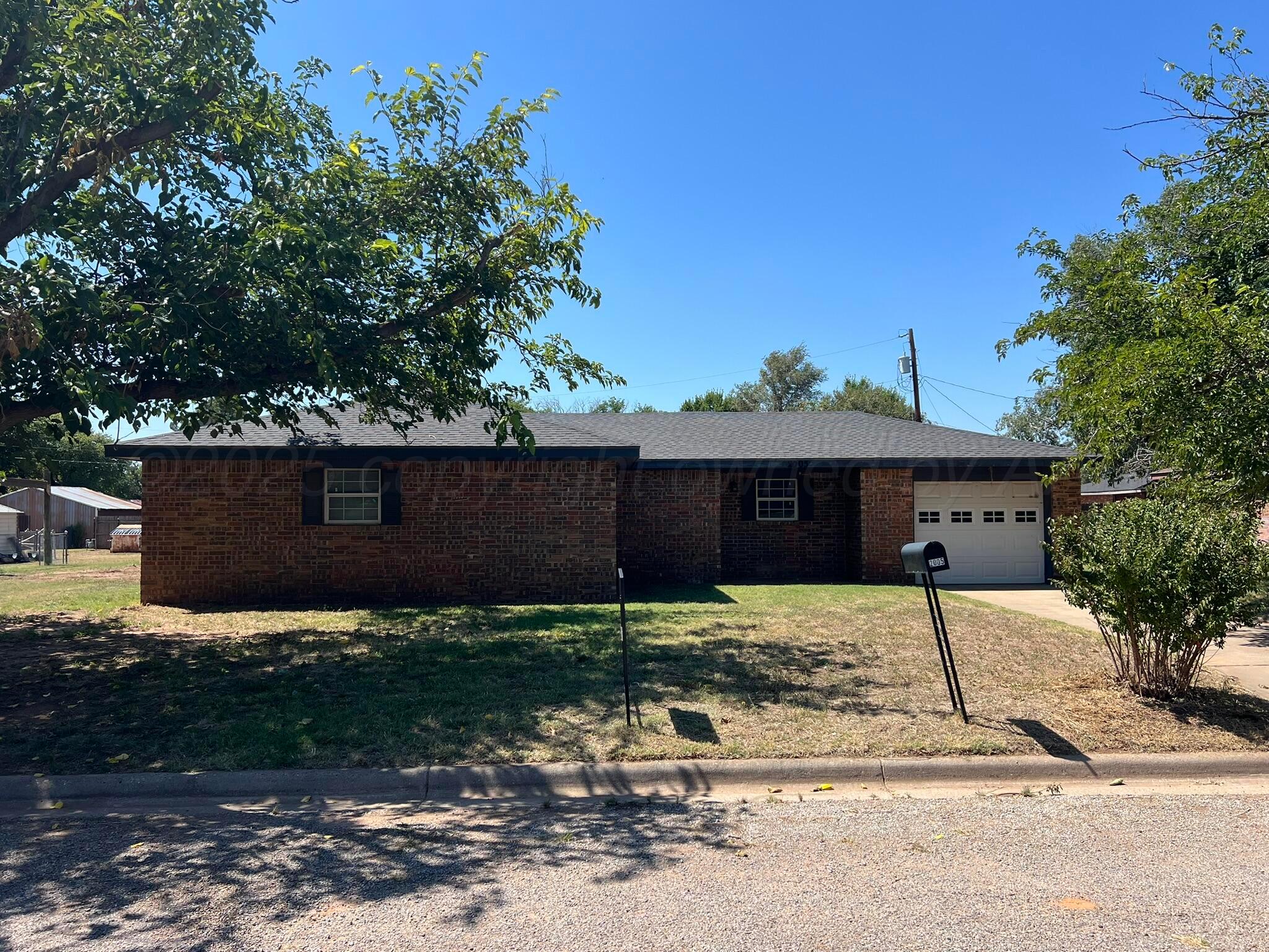 2005 North 20th Street Memphis, TX 79245 - Photo 2 of 19 a view of a house with a yard