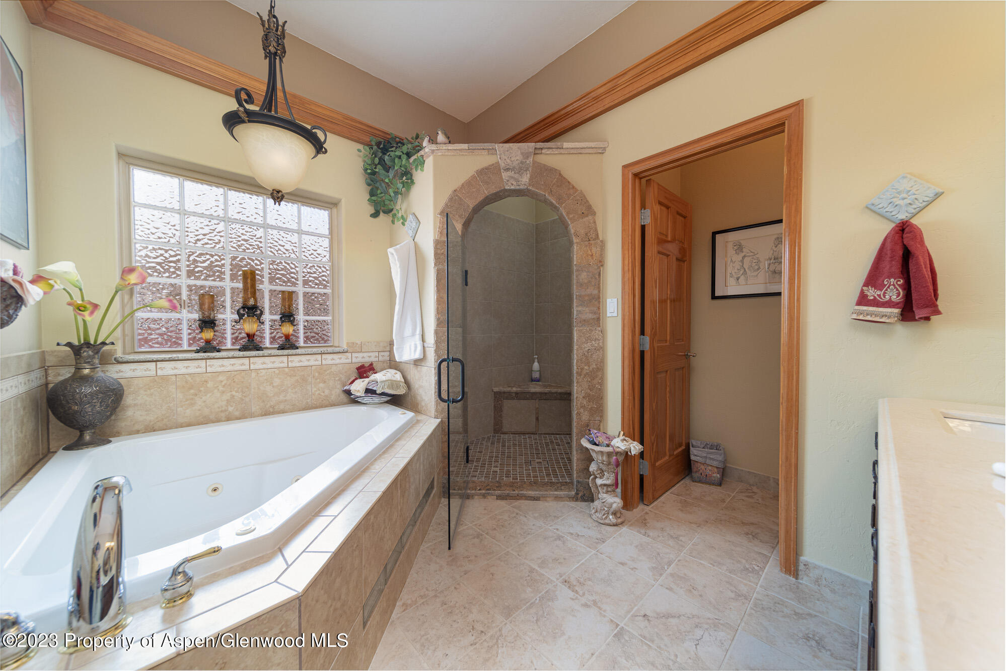 685 Roundup Drive Grand Junction, CO 81507 - Photo 19 of 39 a bathroom with a tub a sink and a large mirror