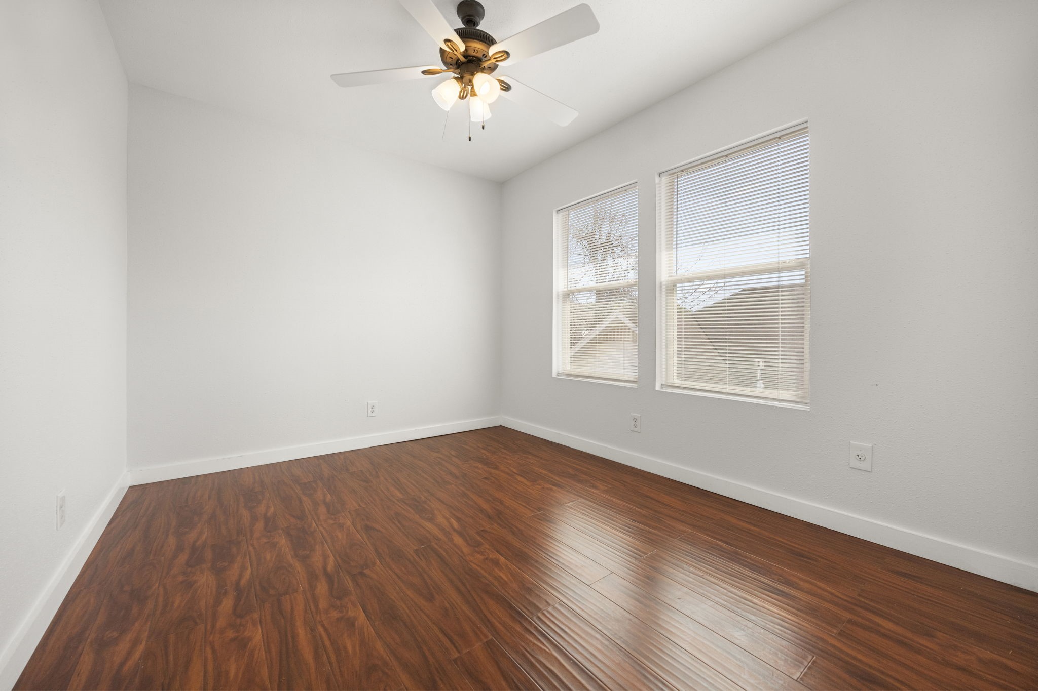 7 Latham Street Houston, TX 77011 - Photo 16 of 23 Bright and spacious bedroom with abundant natural light and direct access to the bathroom.