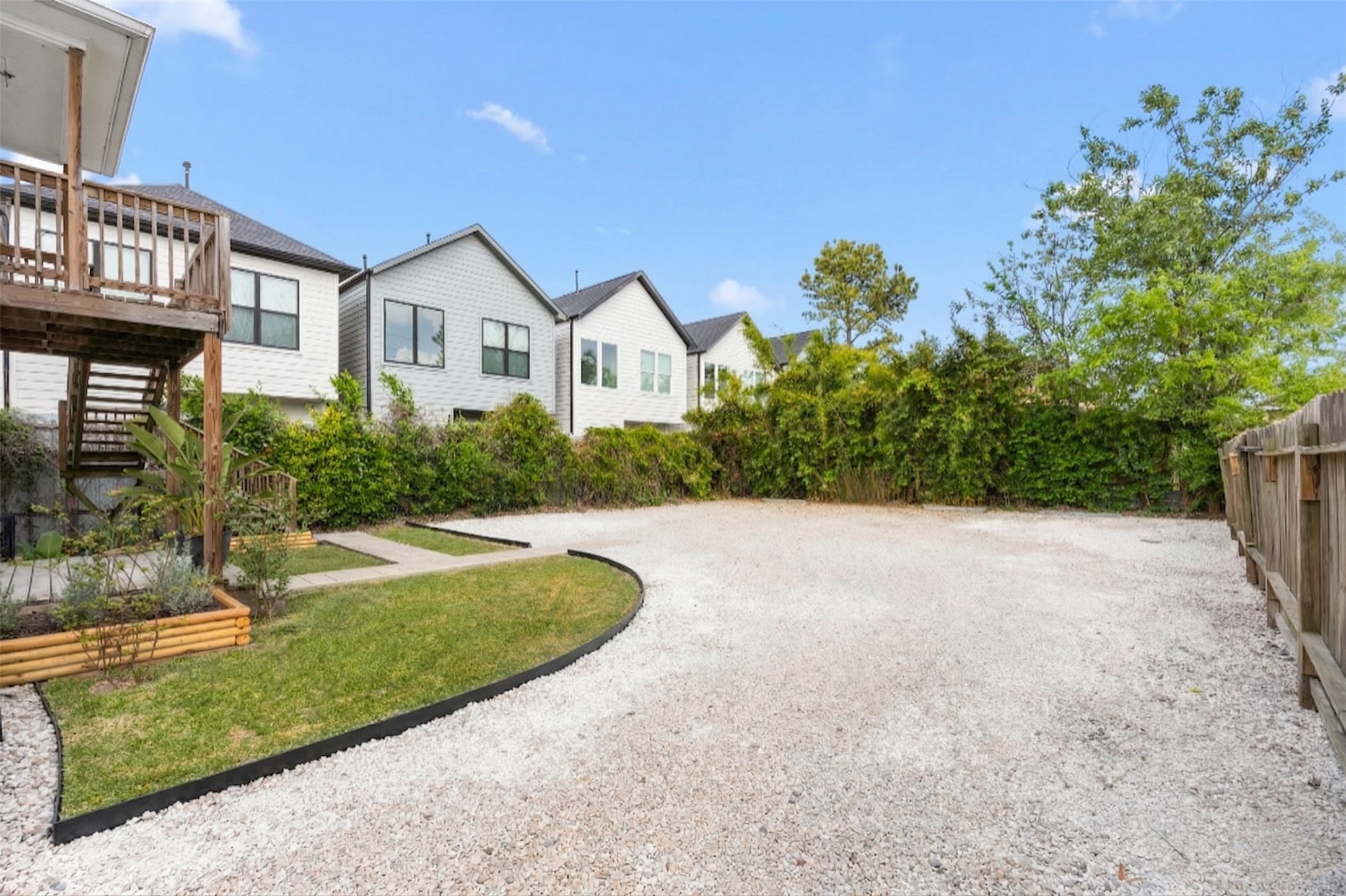 7 Latham Street Houston, TX 77011 - Photo 2 of 23 Check out all this parking! And look at the surrounding new construction homes.