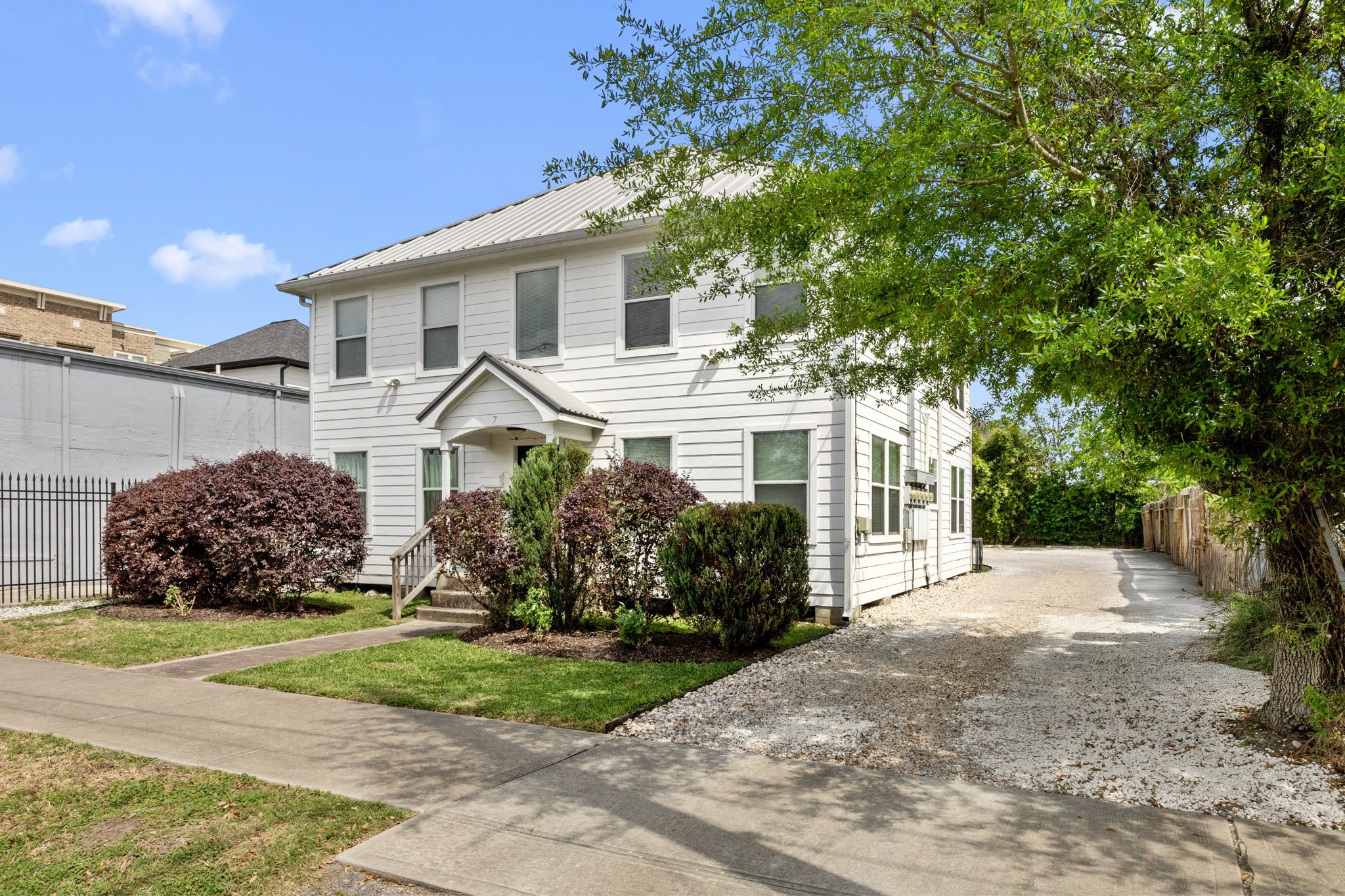 7 Latham Street Houston, TX 77011 - Photo 4 of 23 Spacious gravel driveway provides ample back parking.