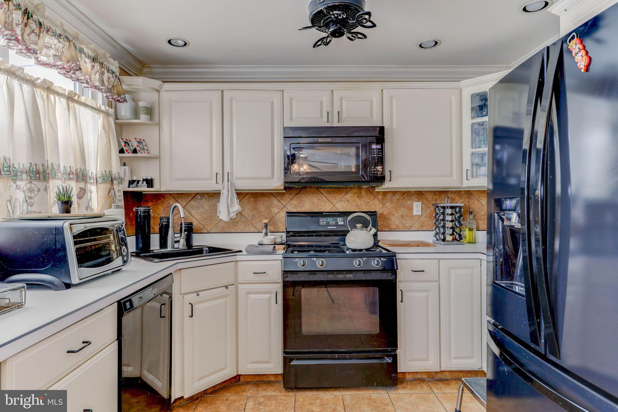 12215 Aster Road Philadelphia, PA 19154 - Photo 9 of 27 Kitchen