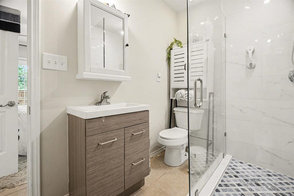 14140 Hillcrest Road Dallas, TX 75254 - Photo 14 of 29 a bathroom with a sink a toilet and shower