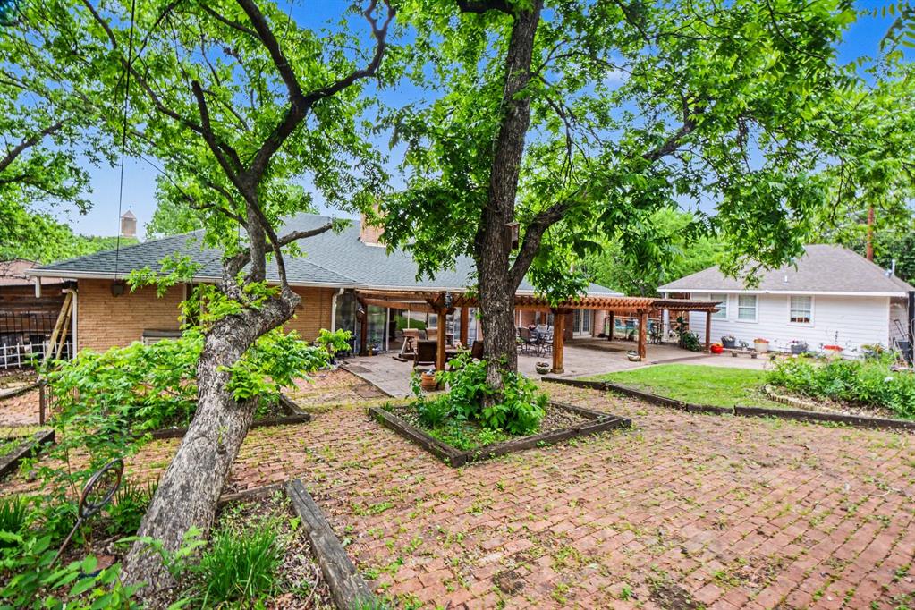 14140 Hillcrest Road Dallas, TX 75254 - Photo 25 of 29 a front view of a house with garden