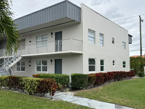 $2,200 | 216 Normandy Lane, Unit E, Delray Beach, FL 33484