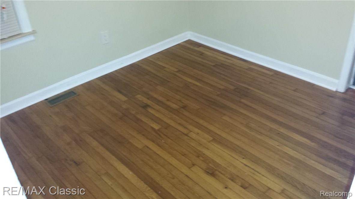 21140 Rensselaer Street Farmington, MI 48336 - Photo 7 of 12 20151209_200057.jpg