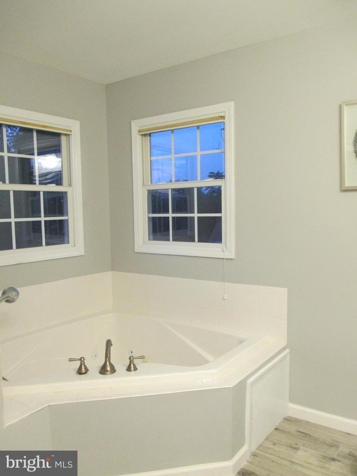 6300 Lincolnia Road Alexandria, VA 22312 - Photo 18 of 30 a bathroom with a bathtub